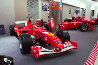 Voitures de F1 rouges exposées pour représenter la chaine de TV F1 TV Pro