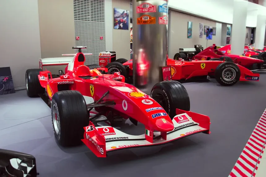 Voitures de F1 rouges exposées pour représenter la chaine de TV F1 TV Pro