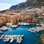 Magnifique vue aérienne d'un port de plaisance d'une ville du sud de la France