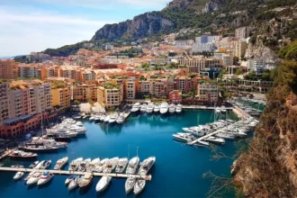 Magnifique vue aérienne d'un port de plaisance d'une ville du sud de la France