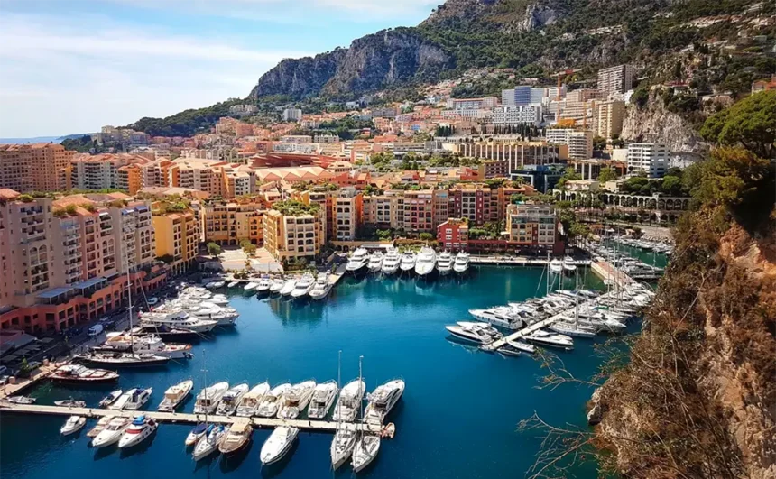 Magnifique vue aérienne d'un port de plaisance d'une ville du sud de la France