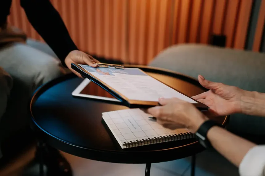 Remise de CV lors d'un entretien pour un emploi