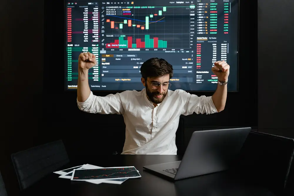 investisseur heureux après avoir utilisé des automatisations pour du trading