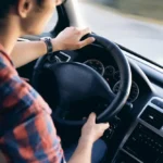 Jeune homme conduisant une voiture après avoir passé son permis de conduire et bénéficié du financement CPF