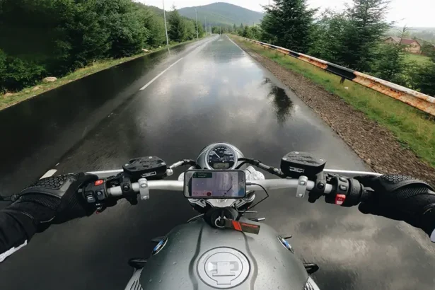 motard en caméra embarqué sur une toute dégagé par temps de pluie