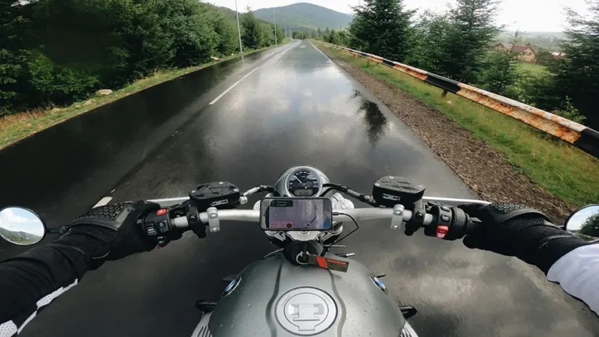 motard en caméra embarqué sur une toute dégagé par temps de pluie