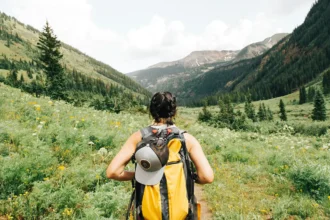 Randonnée montagne chaussures pour femmes en forêt