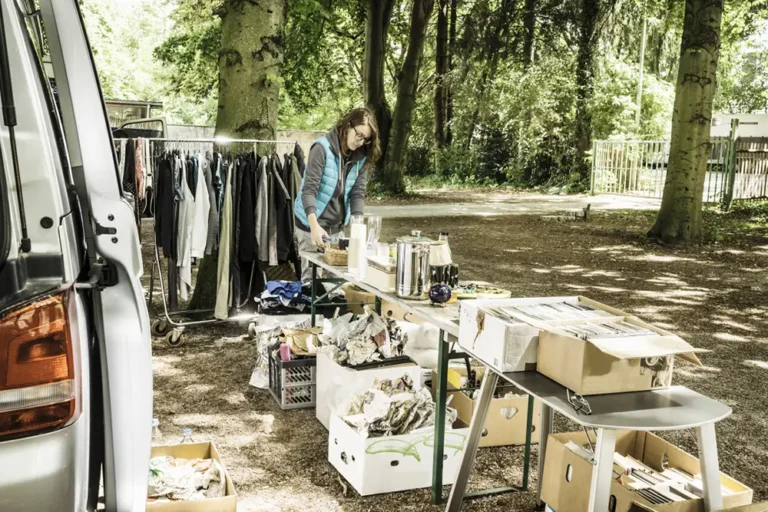 Vide-greniers devant la maison