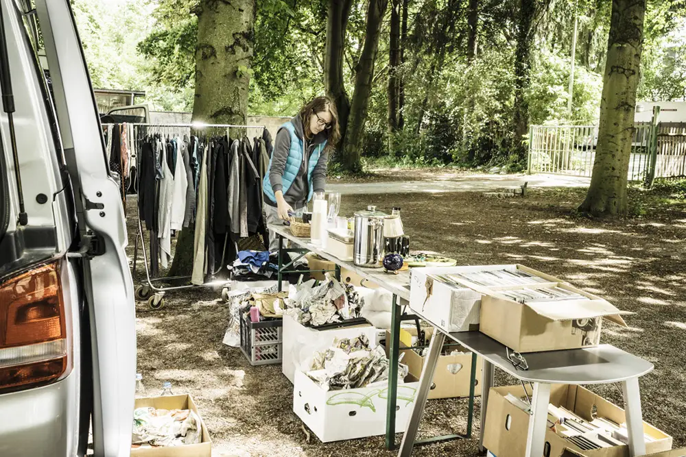 Vide-greniers devant la maison