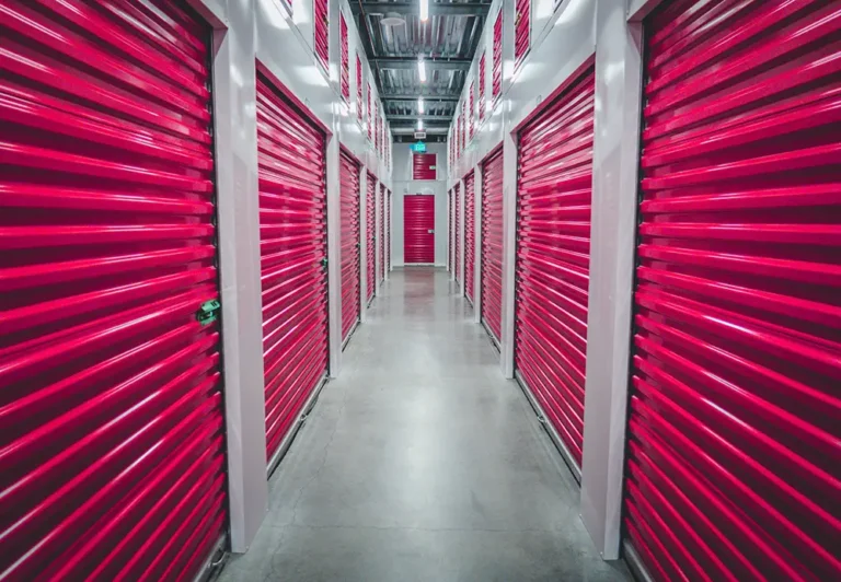 location de garde meuble ou box de stockage intérieurs sécurisés