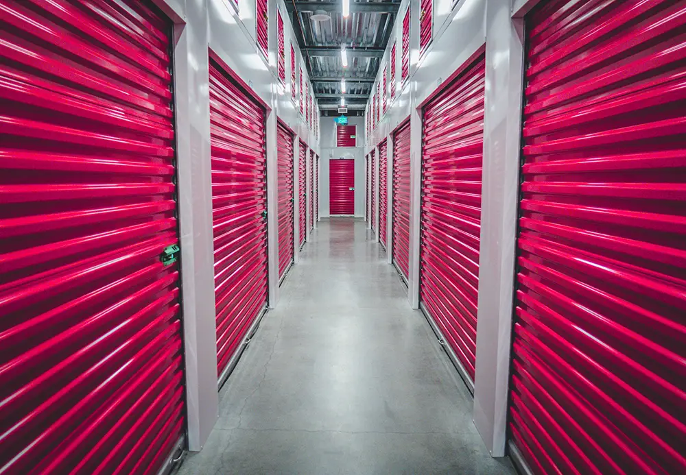 location de garde meuble ou box de stockage intérieurs sécurisés