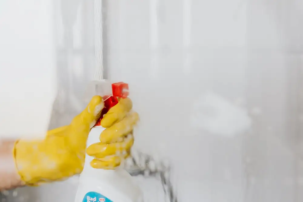 Ménage en profondeur de la salle de bain avec un produit nettoyant