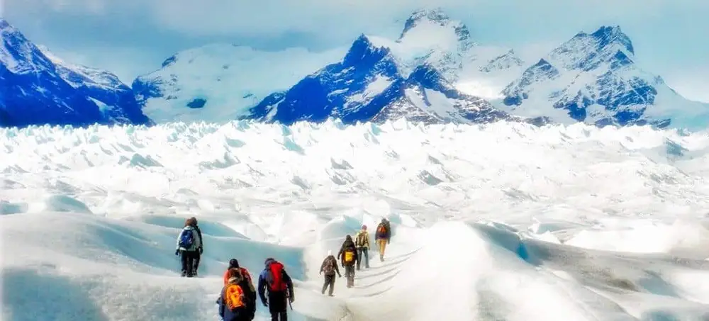 Touristes en Trek sur le glacier Perito Moreno