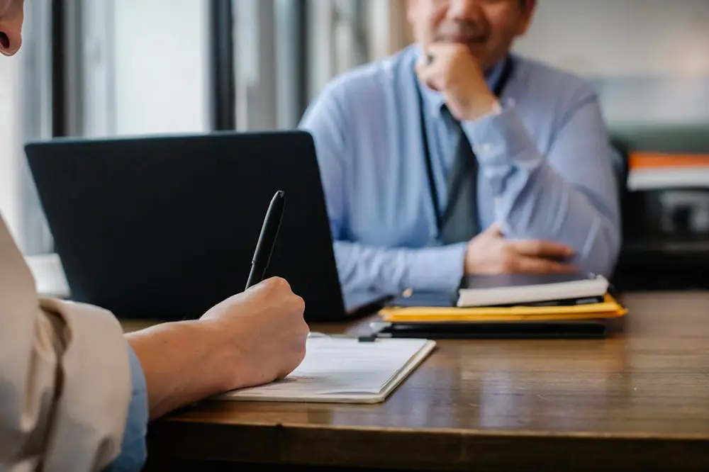 recruteur entretien d'embauche et lecture lettre de motivation