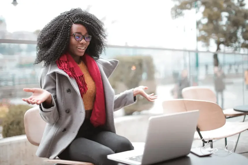 rencontres via des applications de tchats vidéo. Jeune femme sur son ordinateur portable