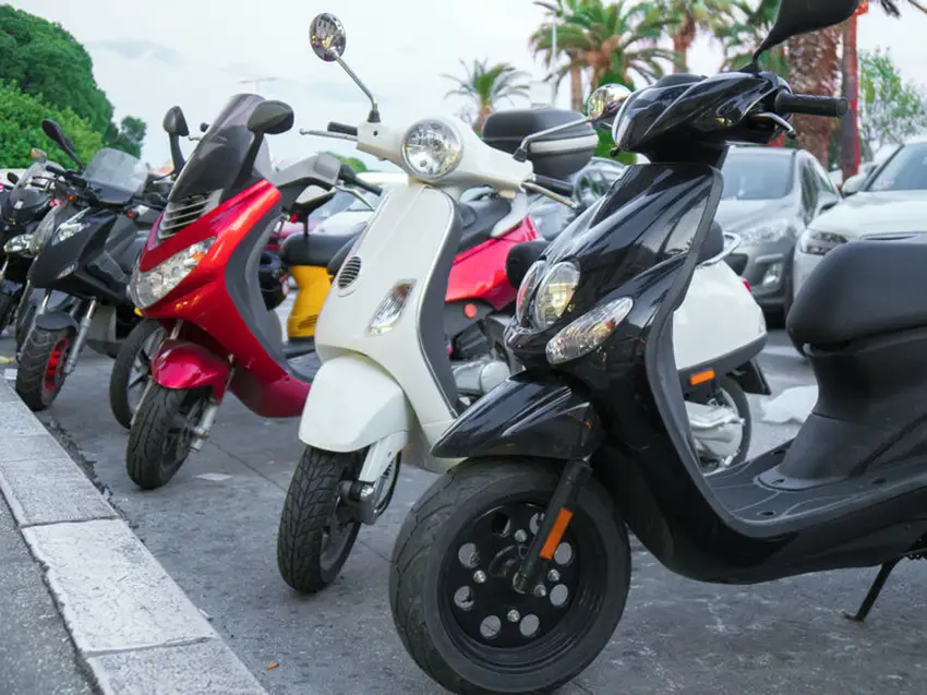 Facilité de se stationner en utilisant une moto électrique en zone urbaine