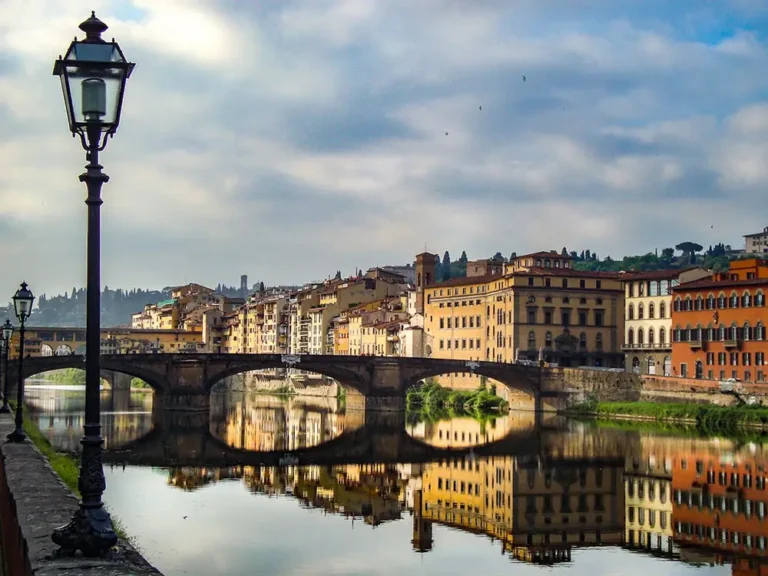 Vue plan d'eau et pont, à Florence, Toscane, Italie