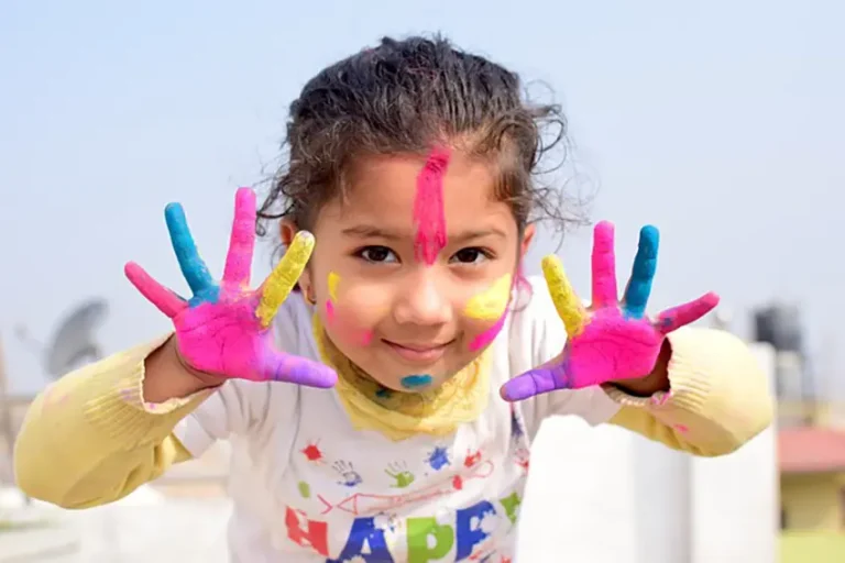 bien-être des enfants dans une garderie, jeune fille jouant à la peinture et mains colorées