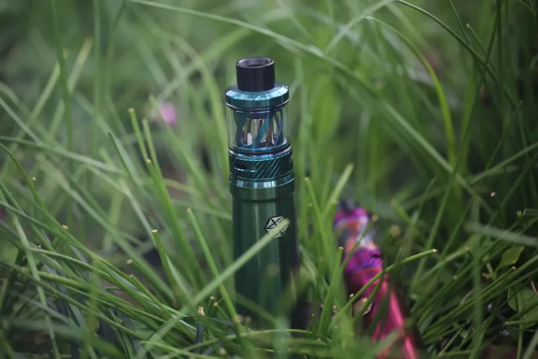 e-liquide et e-cigarettes dans l'herbe