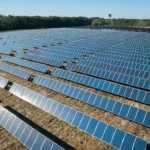 ferme solaire installée sur un terrain inoccupé pour rentabiliser l'espace