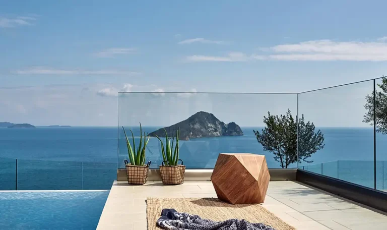 Vue sur la mer à Ibiza depuis une terrasse avec piscine