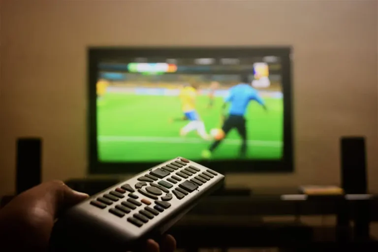 paris sportifs match de football à la télé avec télécommande