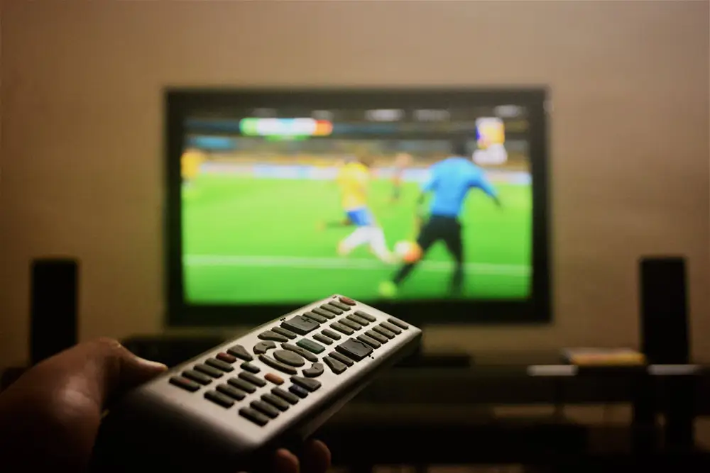 paris sportifs match de football à la télé avec télécommande