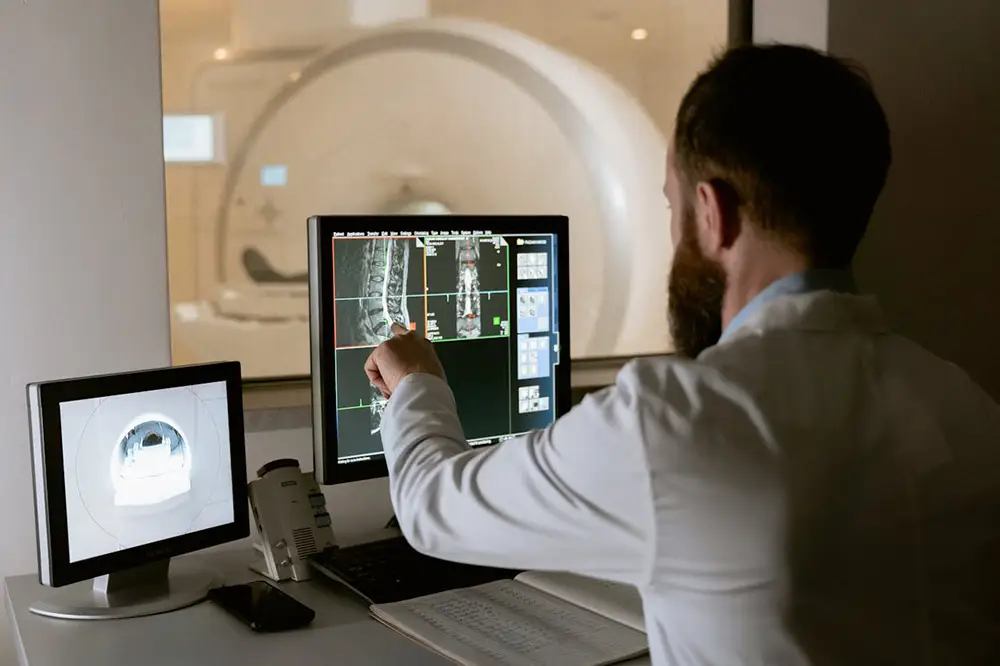 santé et nouvelles technologies, médecin lisant des résultats de scanners sur son écran