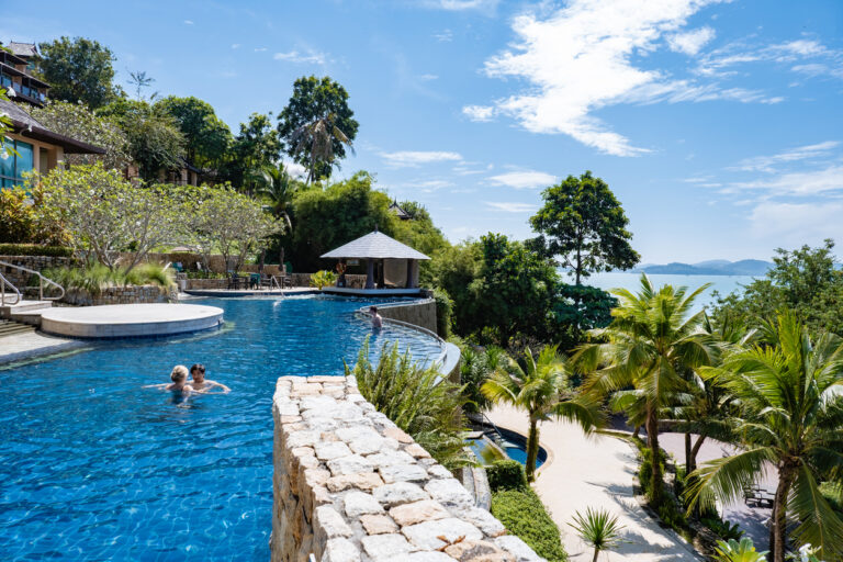 Comment choisir le carrelage effet pierre de Bali idéal pour votre piscine ?