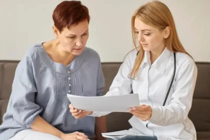 Consultation du dossier médical avec une infirmière