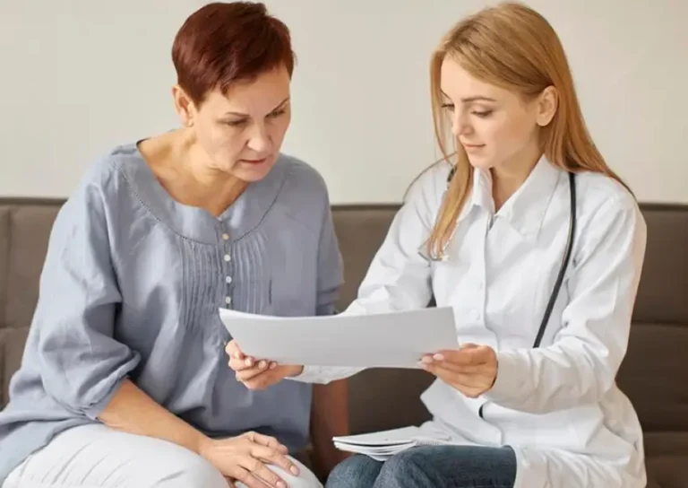 Consultation du dossier médical avec une infirmière