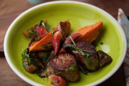 monte-plat, belle assiette gastronomique avec légumes et foie gras