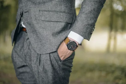 montre classe et élégante portée par un homme en costume