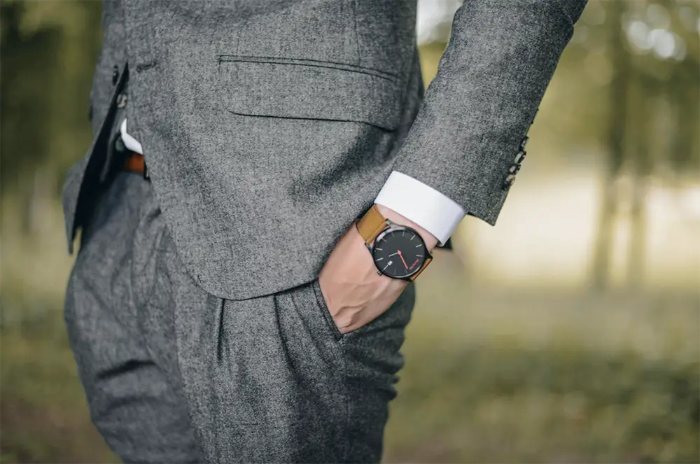 montre classe et élégante portée par un homme en costume