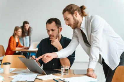 nouveau poste : collègue qui explique au nouveau de l'entreprise ses tâches