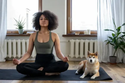 femme en tenue de vêtements de sport faisant du Yoga à coté de son chien