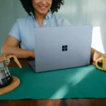 femme sur son ordinateur portable avec un café jouant aux casinos en ligne