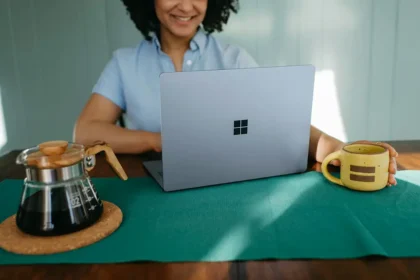 femme sur son ordinateur portable avec un café jouant aux casinos en ligne