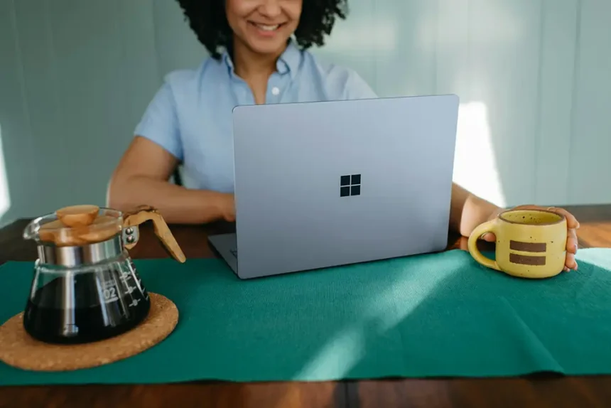 femme sur son ordinateur portable avec un café jouant aux casinos en ligne