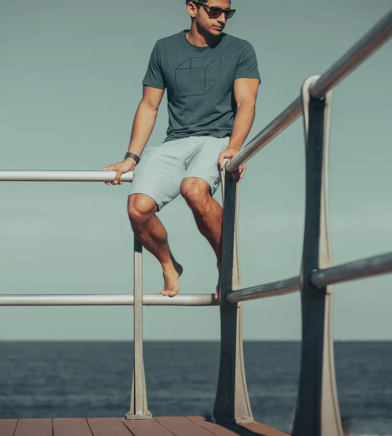 homme en tee-shirt en été