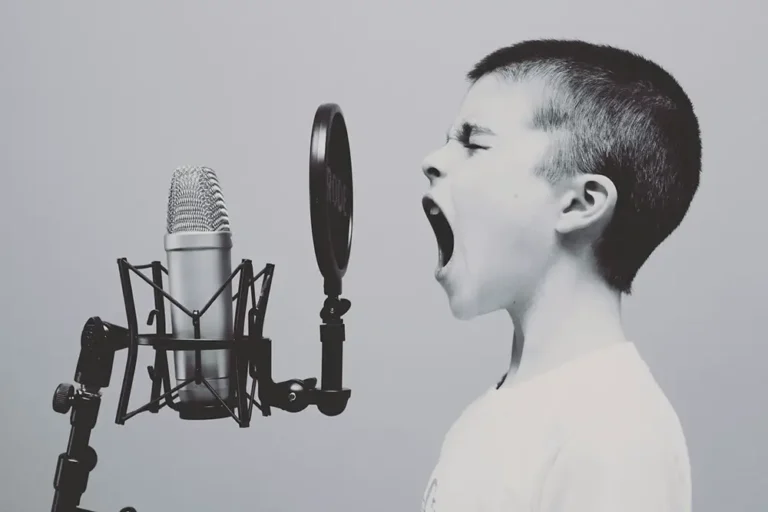 préserver son audition : enfant qui crie dans un microphone