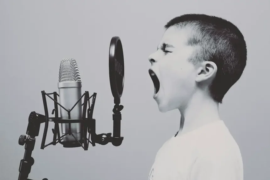 préserver son audition : enfant qui crie dans un microphone