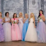 7 femmes habillées en robe de soirée