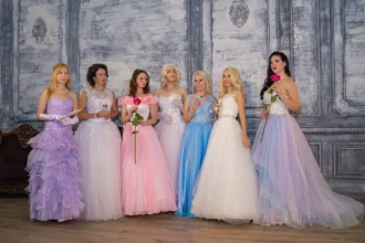 7 femmes habillées en robe de soirée
