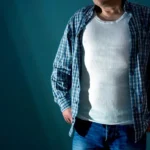 homme portant tee-shirts blanc et chemise à carreau bleu