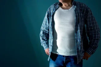 homme portant tee-shirts blanc et chemise à carreau bleu
