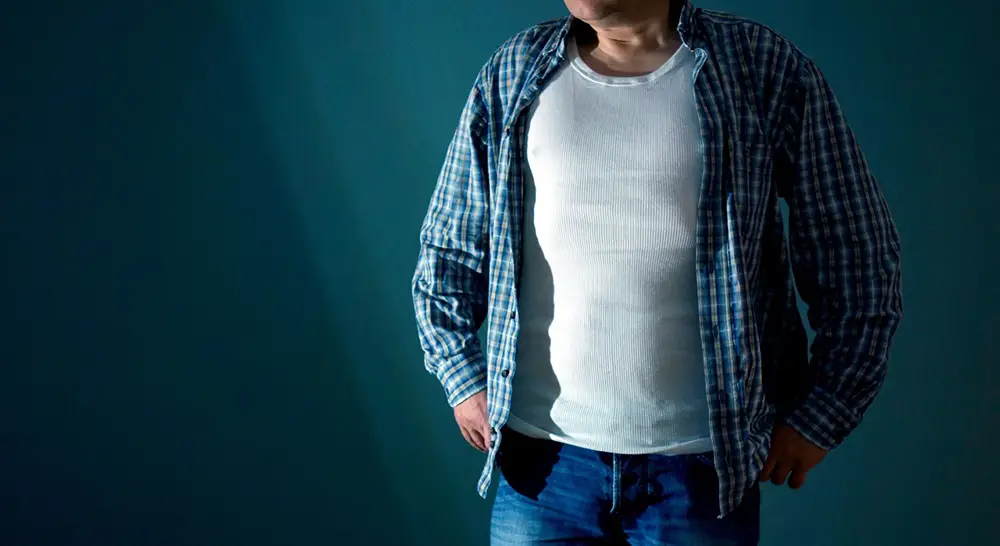 homme portant tee-shirts blanc et chemise à carreau bleu