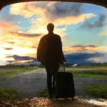voyageur de dernière minute , valise en main