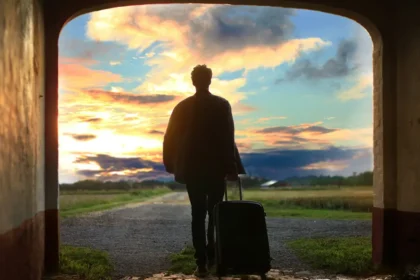 voyageur de dernière minute , valise en main