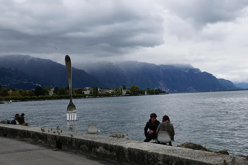 Vevey, couple au borde de l'eau